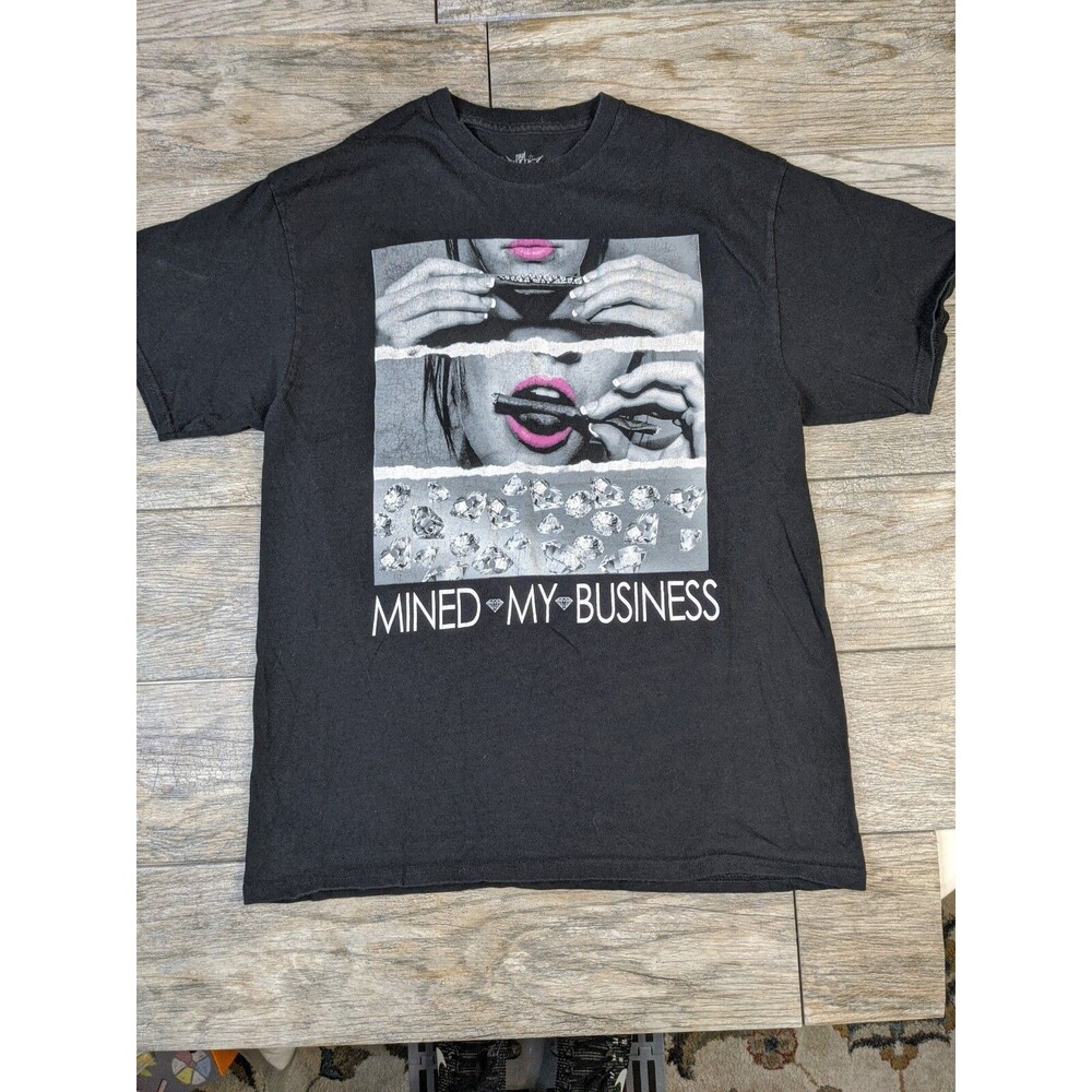 Mens T-shirt Size L Young and Wild Mined My Business